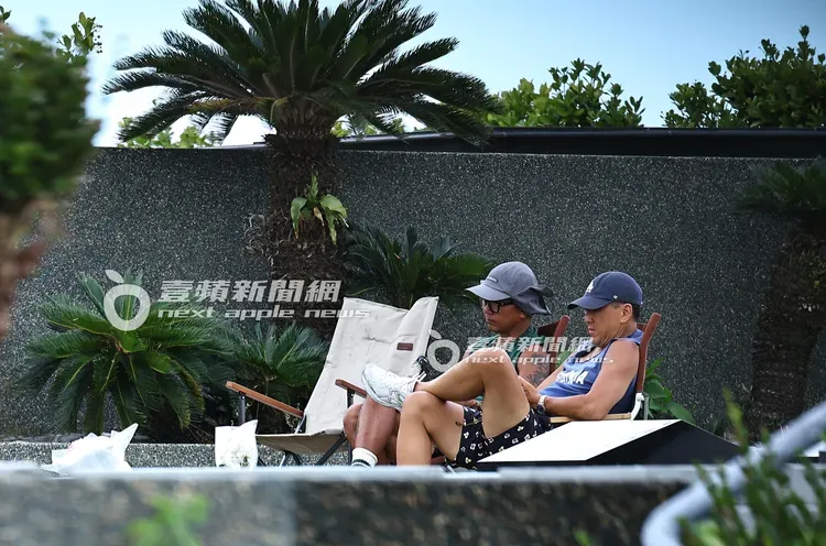 9月19日具俊晔（左）拿著平板电脑和从纽约来台的韩国好友Michael，坐在大S墓前寻找创作纪念雕像的灵感。特勤中心摄