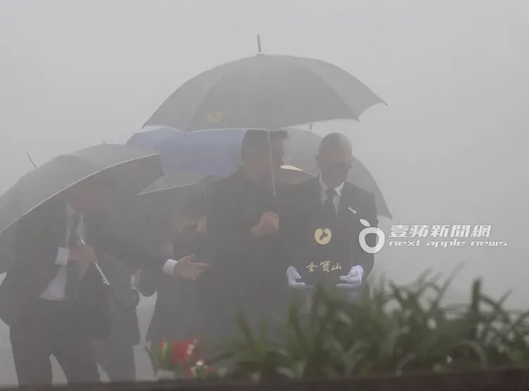 具俊晔（右）、S妈、小S、许雅钧等家人送大S上山到玫瑰园安葬。特勤中心摄