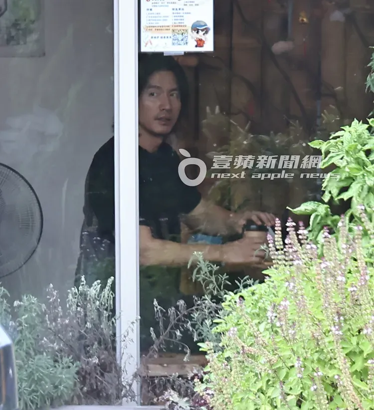 言承旭探望完大S後獨自下山，找到一間素菜餐廳用餐。特勤中心攝