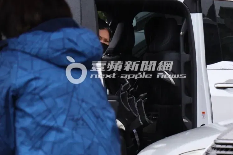 S媽坐在保母車上，慟失愛女的她即使戴著口罩，眉眼間仍流露濃濃的悲傷。特勤中心攝