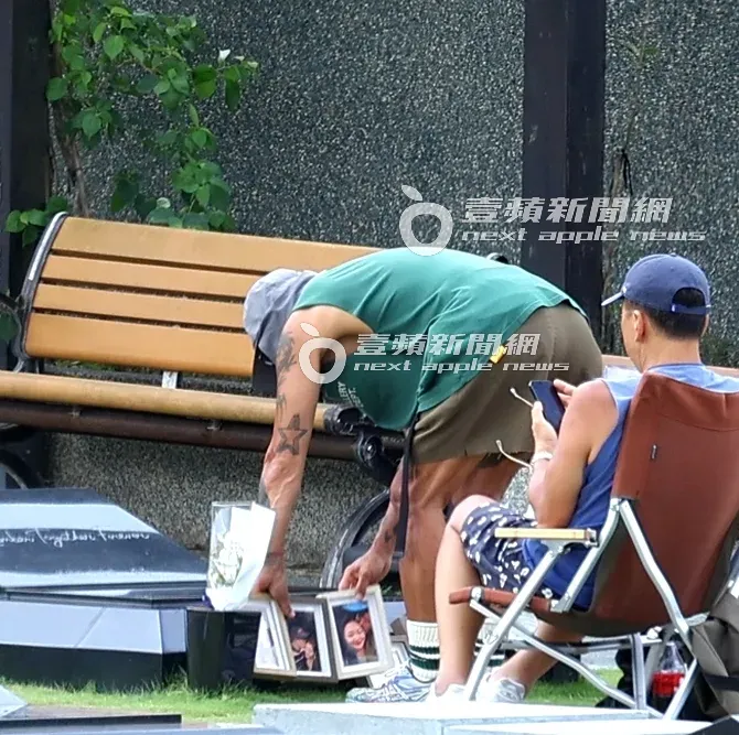 具俊曄（左）一如往常探望完大S，收拾她的照片。特勤中心攝