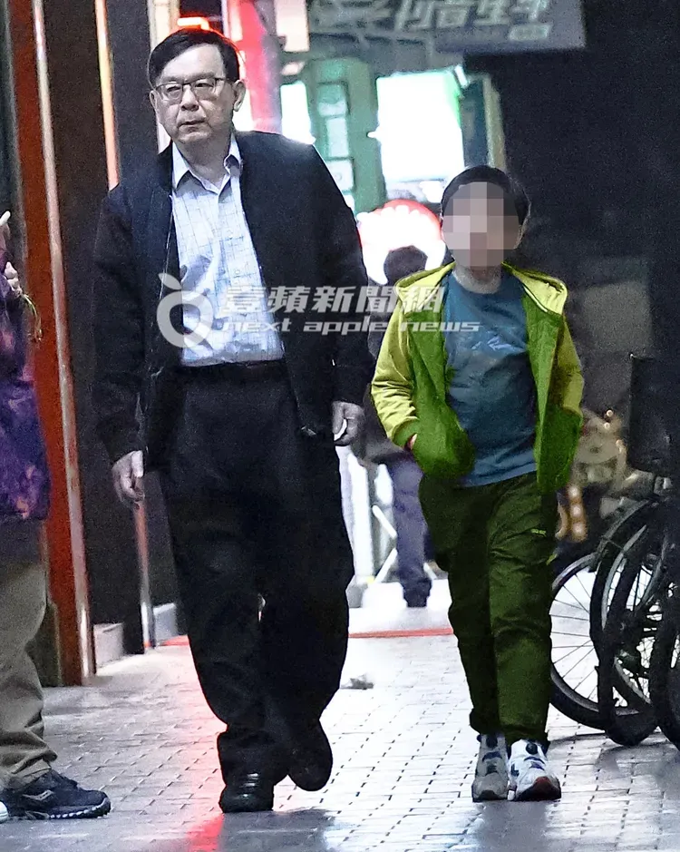 3月間，台大兒童醫院前院長黃立民（左）疑似外遇生子，連續多天頻繁接送男童下課回另一個家。（男童衣服經變色處理）特勤中心攝