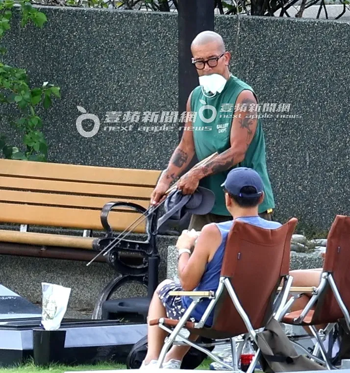 具俊曄陪伴大S之後，整理放在墓前的食物和相框。特勤中心攝