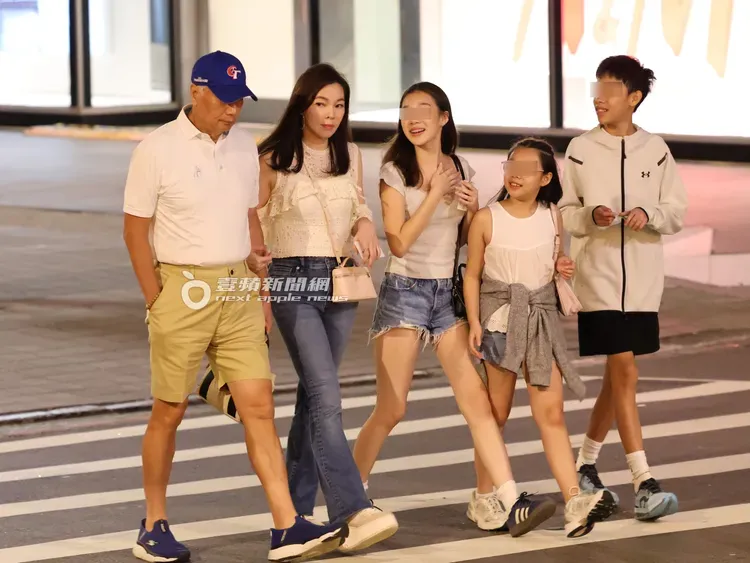 郭台铭（左起）和夫人曾馨莹、大女儿妞妞、小女儿QQ及儿子Tiger，一家人手牵手逛信义商圈香堤大道。特勤中心摄
