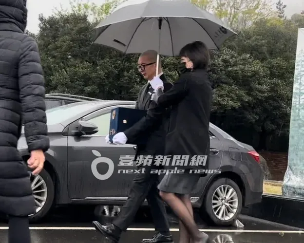 具俊晔捧著大S骨灰坛，从金宝山日光苑接引她坐上灵车。特勤中心摄