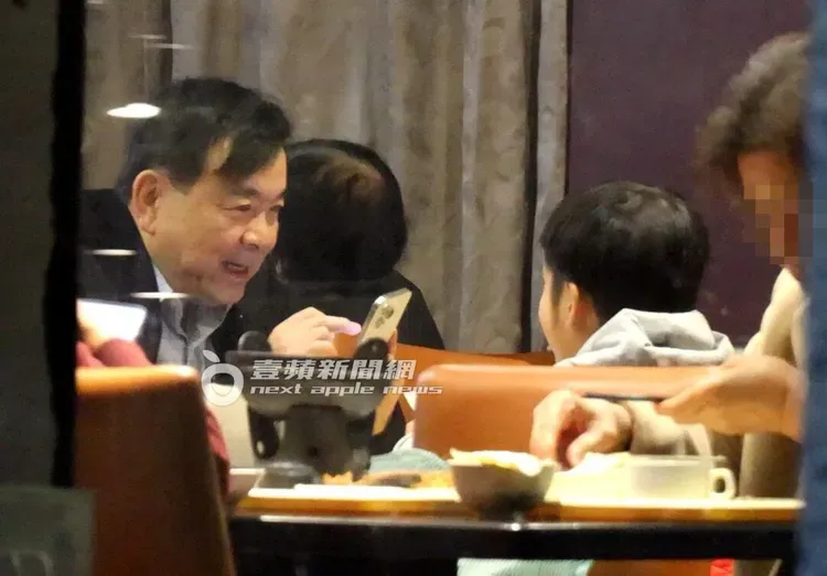 3月21日，黄立民医师（左）频繁接送男童下课回另个家，期间带他去共进晚餐露出慈祥和蔼笑容。特勤中心摄