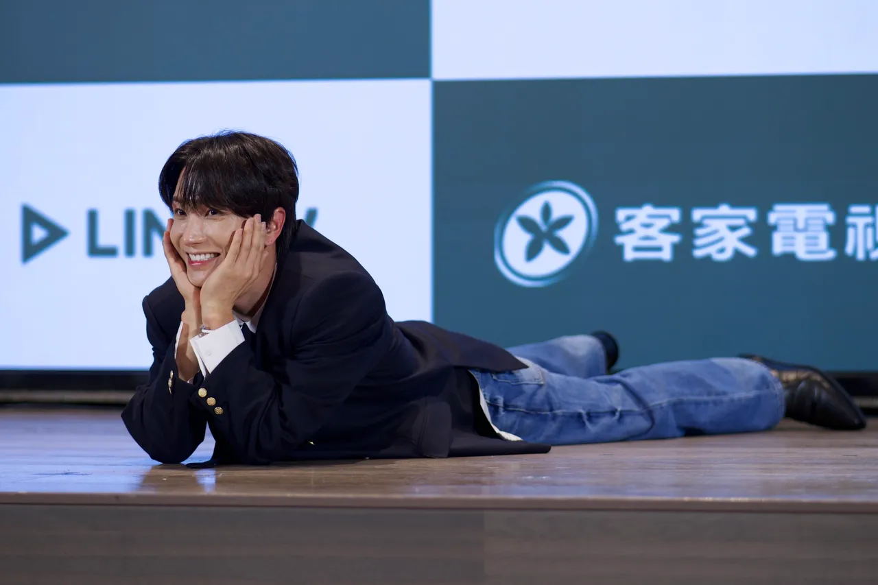 利特俏皮躺地。彭欣偉攝