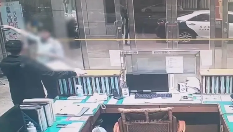 石男將皮夾與現金送到派出所。翻攝畫面