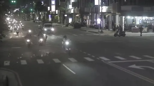 騎士掉皮夾飛出大鈔！路人一起撿起送派出所　近7萬元1張沒少