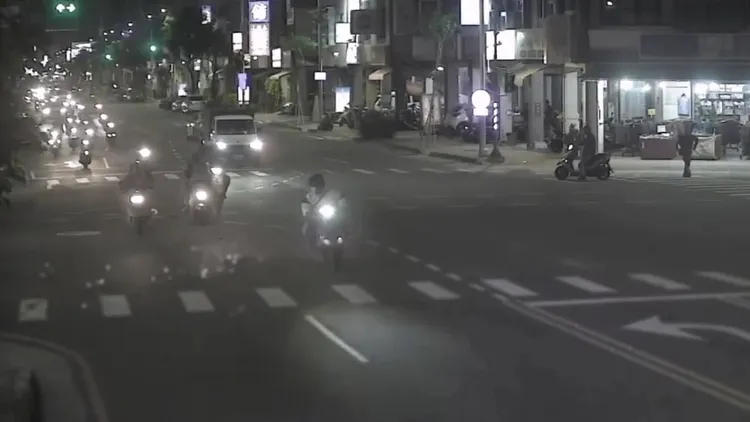 騎士掉落皮夾，大鈔飛出。翻攝畫面