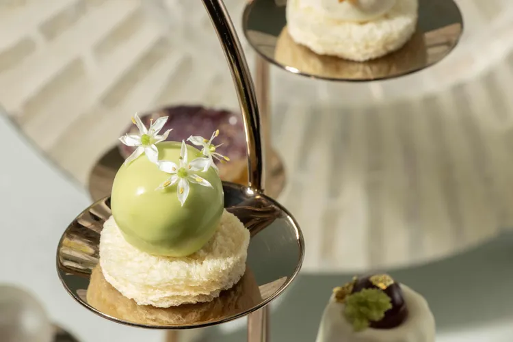 鹹點「波菜奶凍配菌菇雞肉幕斯」以菠菜汁奶凍襯托菌菇雞肉的細緻風味，並以玫瑰花瓣碎點綴底部，展現冬季的清爽優雅。業者提供