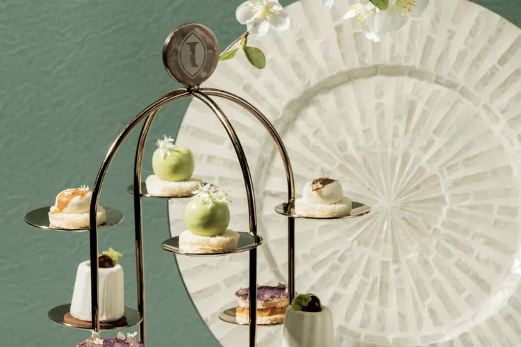 「極上御藏．冬日悠然下午茶」以資生堂頂級「極上御藏傳奇系列」為靈感，主成分櫻花、茉莉與玫瑰香氣為創作主軸，打造精緻且富含儀式感的冬日美味。業者提供