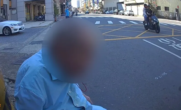 家屬抵達派出所接回廖阿公。翻攝畫面