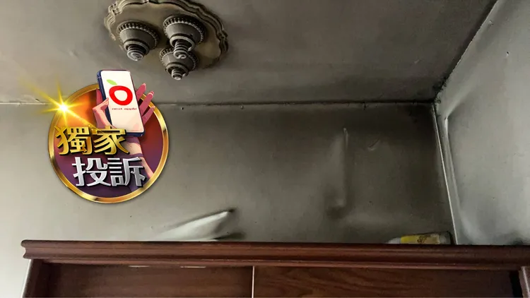 除濕機起火後竄出陣陣黑煙，瞬間燻黑室內牆壁。民眾提供