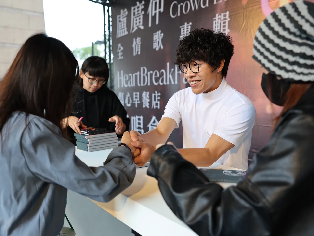 卢广仲签唱会时间长达9小时，人气超夯。添翼创越提供