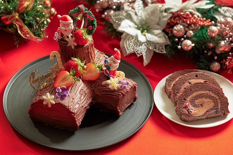 「柴薪樹幹蛋糕」以濕潤巧克力蛋糕結合法芙娜草莓奇想巧克力慕斯，口感濃郁。JR東日本大飯店台北提供