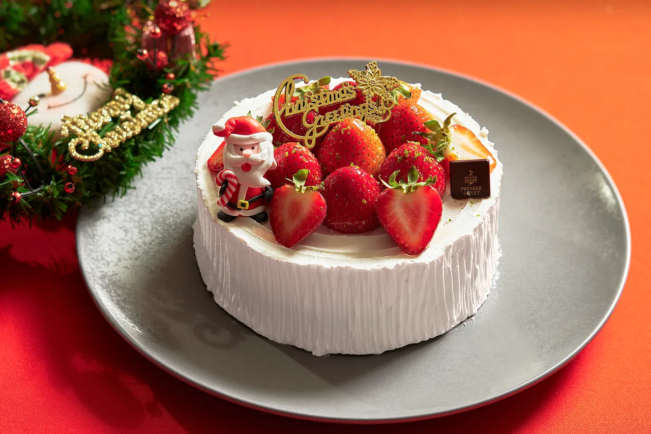 「草莓年轮鲜奶油蛋糕」选用北海道十胜鲜奶油搭配新鲜草莓，轻盈柔和。JR东日本大饭店台北提供