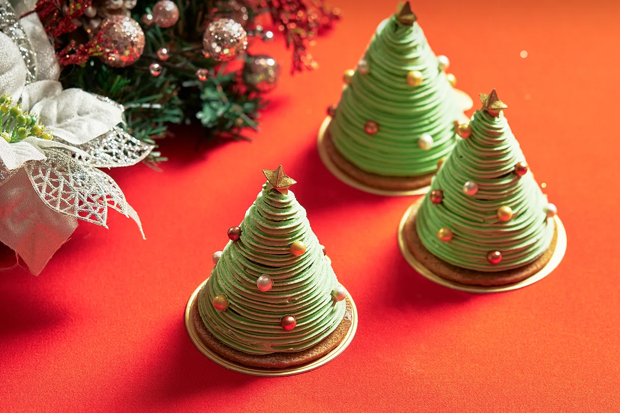 JR东日本大饭店台北点心房以草莓慕斯、开心果奶油霜与覆盆莓冻堆叠成「圣诞树」。JR东日本大饭店台北提供