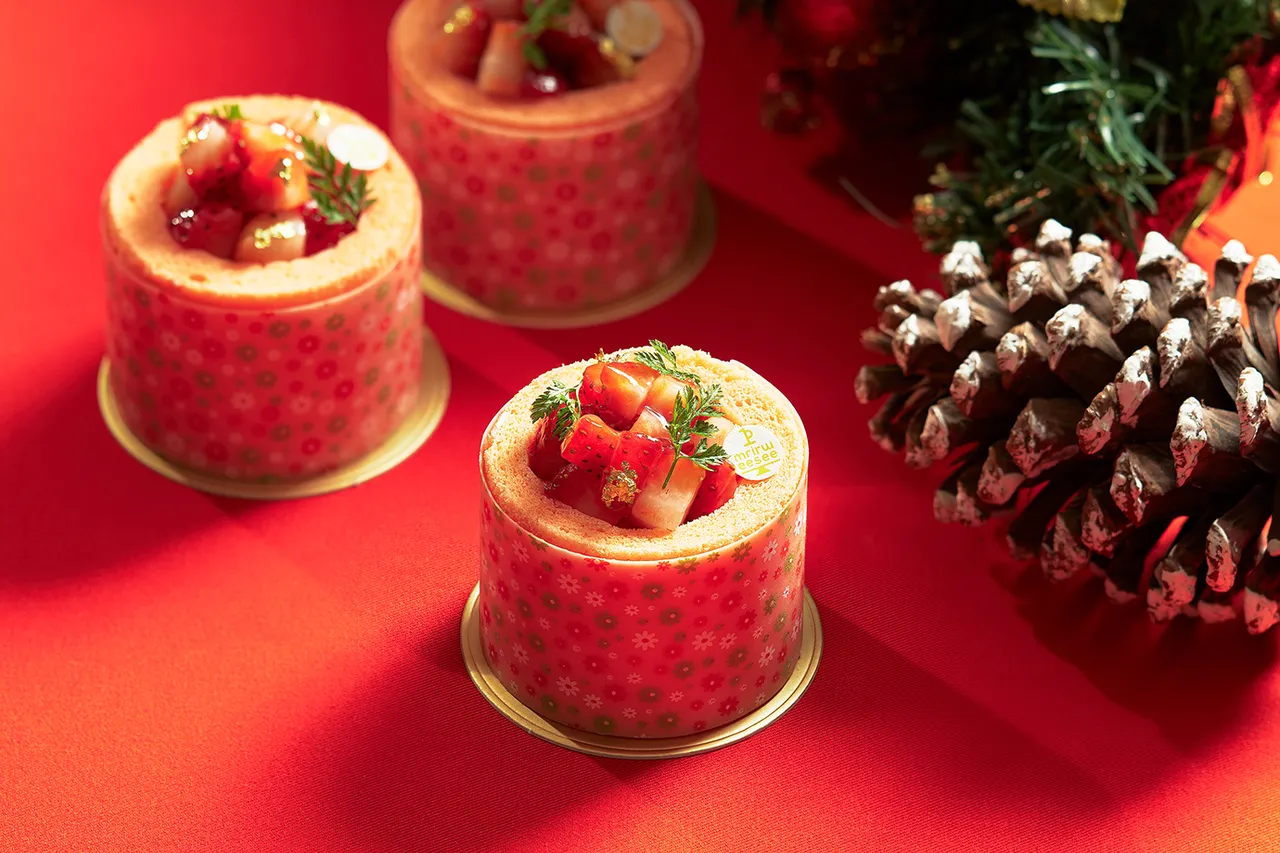 「草莓柠檬香茅」戚风蛋糕，以清新果酸交织冬日亮色。JR东日本大饭店台北提供