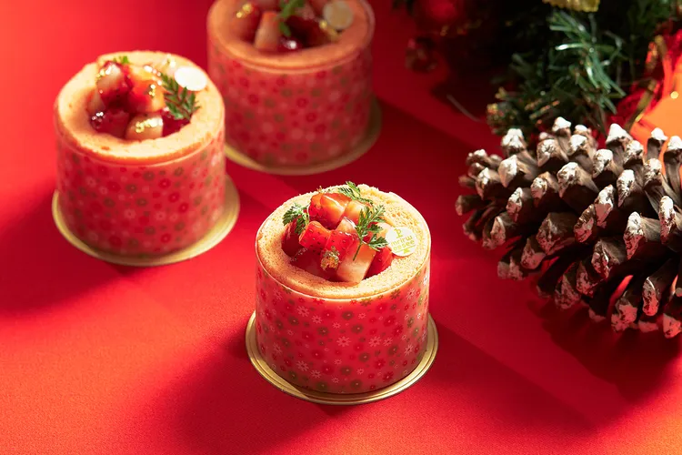 「草莓檸檬香茅」戚風蛋糕，以清新果酸交織冬日亮色。JR東日本大飯店台北提供