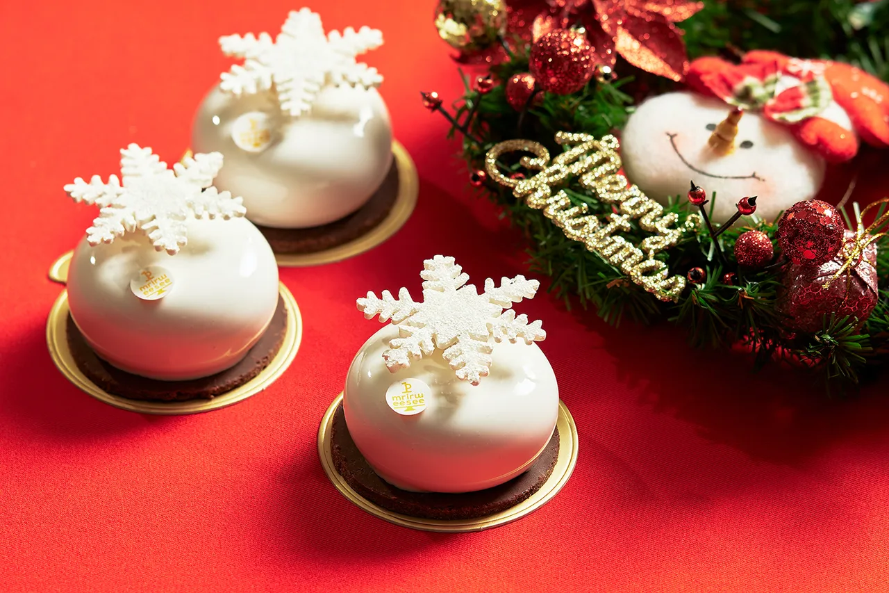 「榛果花圈」则以榛果慕斯与脆片饰以雪花细节，象征冬季的温暖祝福。 JR东日本大饭店台北提供