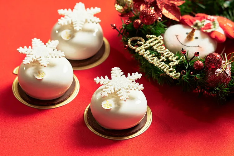 「榛果花圈」則以榛果慕斯與脆片飾以雪花細節，象徵冬季的溫暖祝福。 JR東日本大飯店台北提供