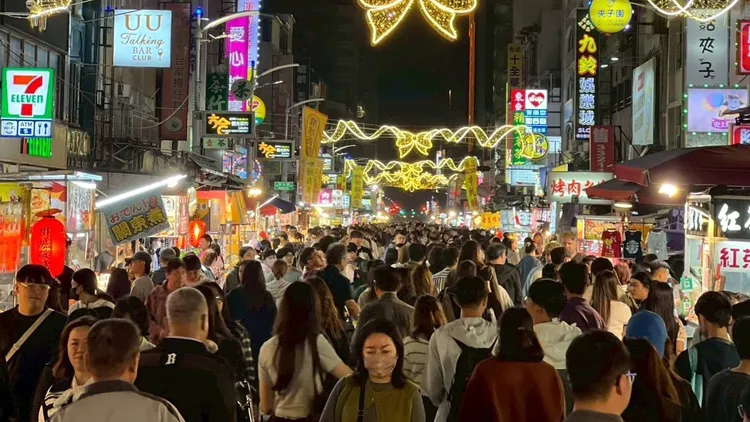 示意图，图为高雄夜市人潮。翻摄自高雄市长陈其迈脸书