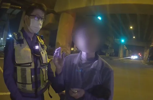 失智妇深夜走失儿急寻！　台中警车道上找到她　