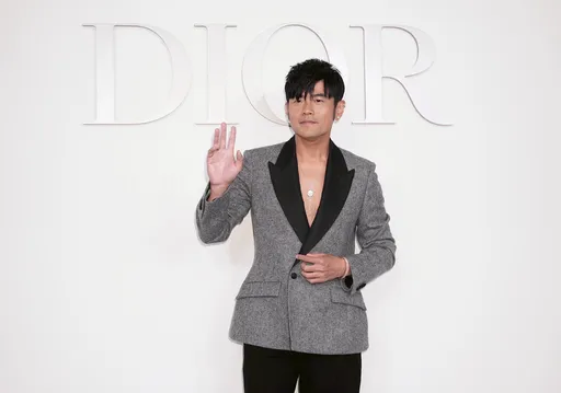 周杰伦「中空」炸出性感胸肌　「Model没穿我也只好没有穿」