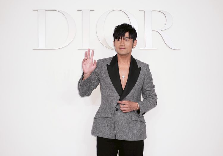 周杰倫「中空」炸出性感胸肌　「Model沒穿我也只好沒有穿」