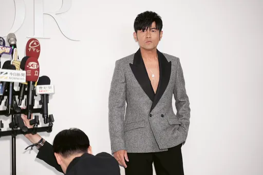 周杰伦「中空」炸出性感胸肌　「Model没穿我也只好没有穿」