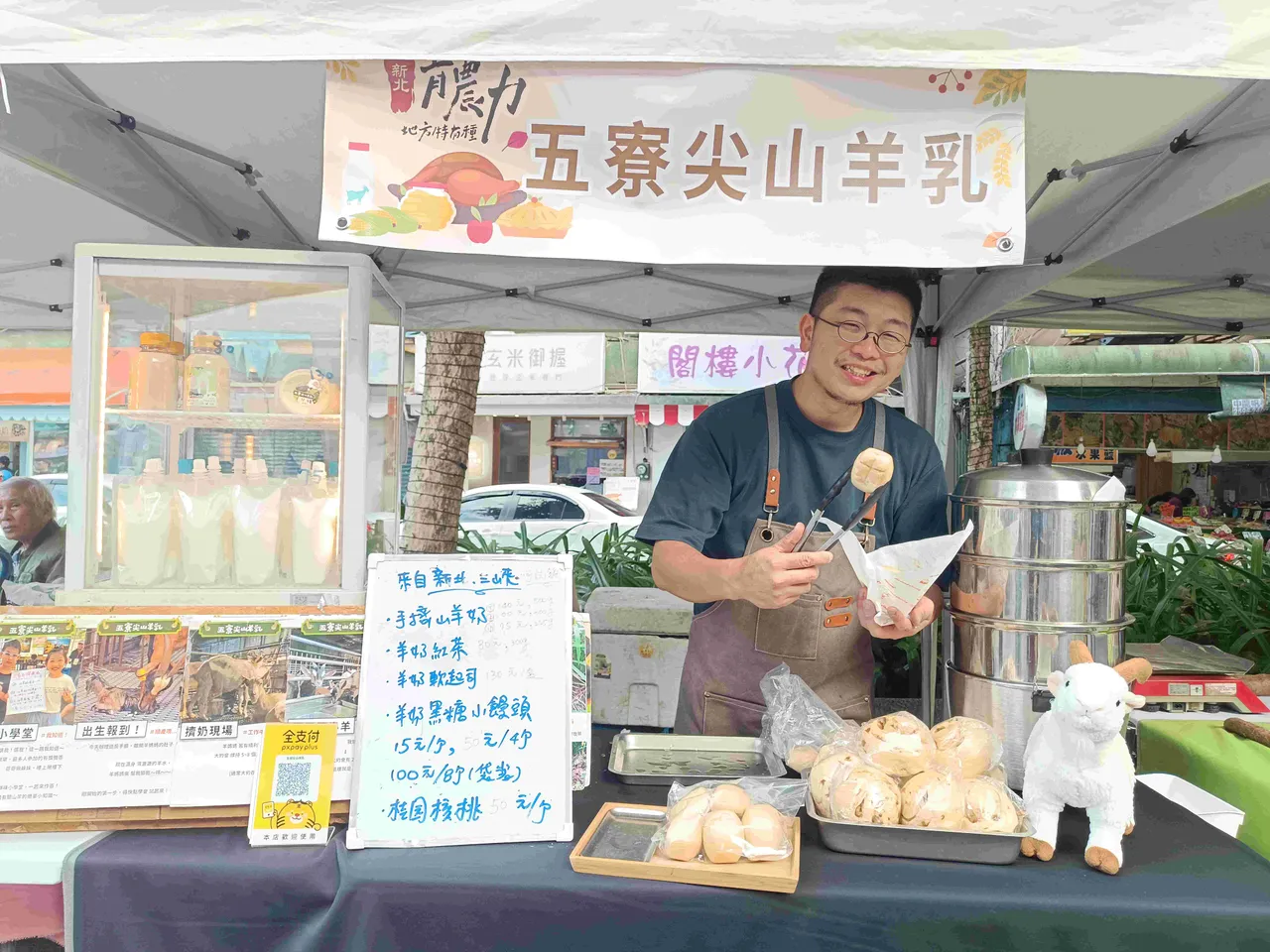 青农邱顺群经营五寮尖山羊乳，元旦当天办理羊奶小馒头特价一百元活动。农业局提供