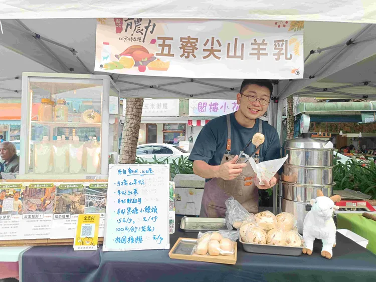 青農邱順群經營五寮尖山羊乳，元旦當天辦理羊奶小饅頭特價一百元活動。農業局提供