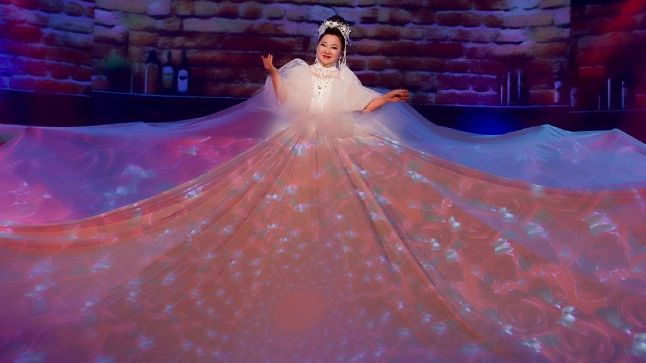 對戰胡瓜、康康!70歲白冰冰登20公尺高台拖曳長裙 千變萬化高空演唱