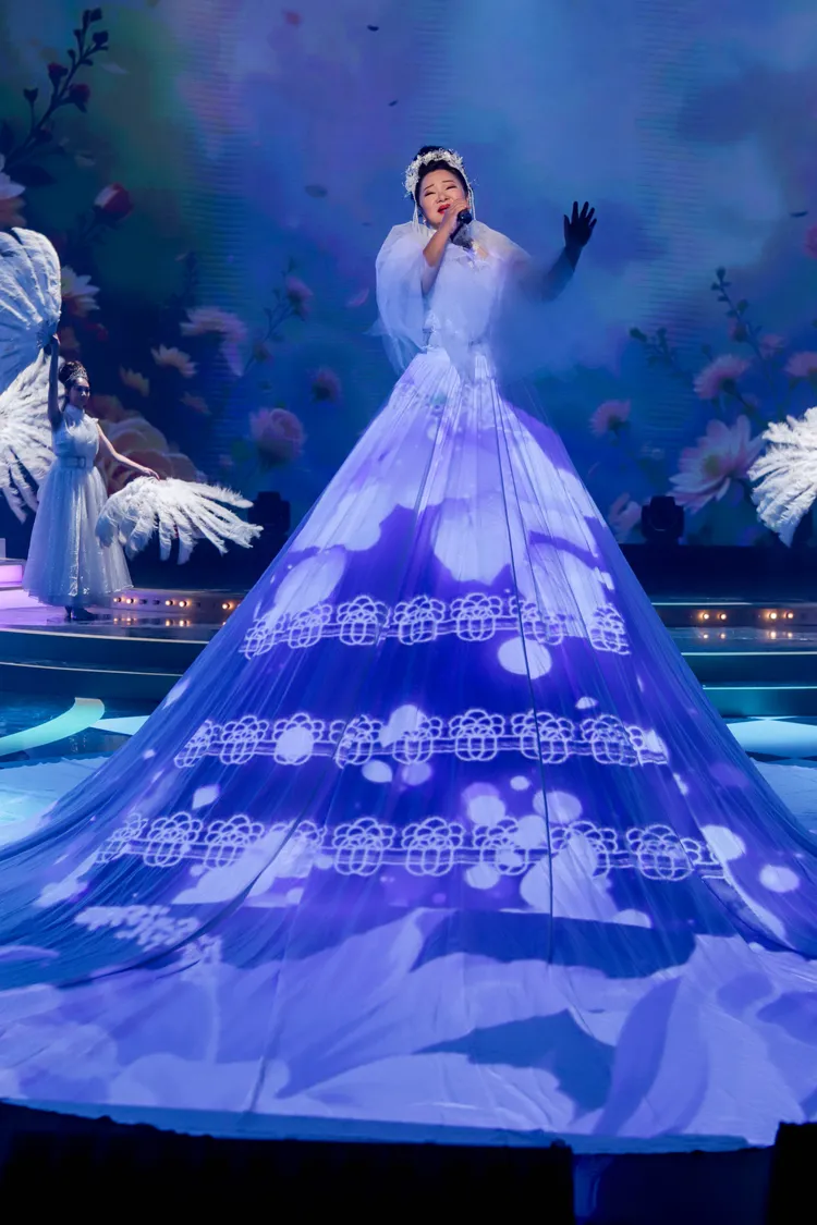 白冰冰站上20公尺高台演唱。民視提供