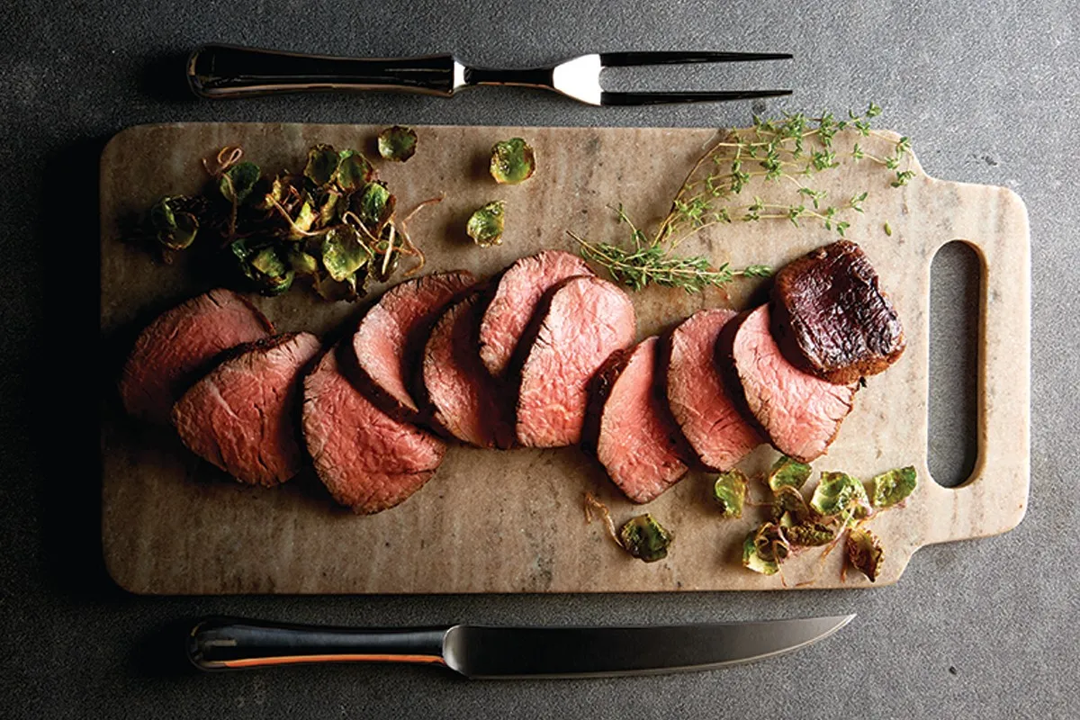 凤凰和牛夏多布里昂油花较少，但均匀细致的纤维结构，在烹调后依旧保有多汁与嫩度度，脂香纯净优雅，是菲力部位中极为稀少的高等级呈现，适合追求细腻口感的饕客。业者提供