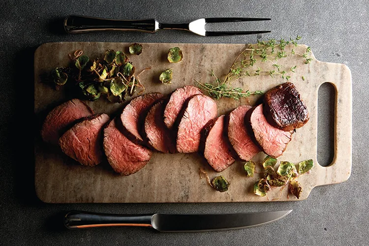 鳳凰和牛夏多布里昂油花較少，但均勻細緻的纖維結構，在烹調後依舊保有多汁與嫩度度，脂香純淨優雅，是菲力部位中極為稀少的高等級呈現，適合追求細膩口感的饕客。業者提供