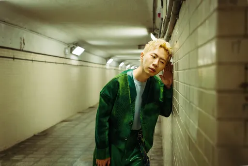 郑兴为MV化身外星人　拍到一半⋯突遇「坠机」意外