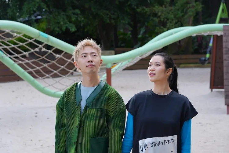 鄭興（左）在MV化身移居地球的外星人。好的秋工作室提供