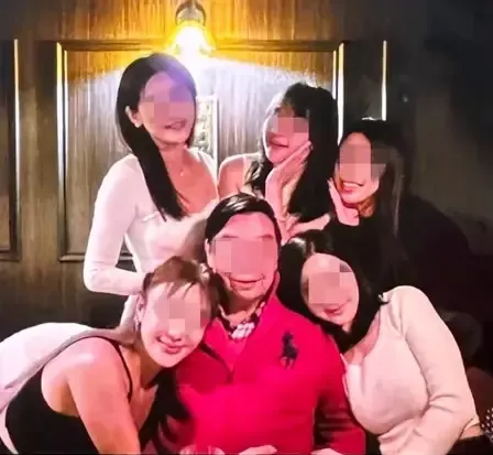 王廣德身邊不少貴婦名媛圍繞。翻攝畫面