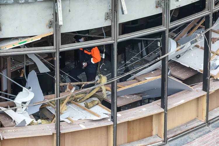 北市板桥区府中商圈重庆路12巷的2楼餐厅气爆，图为火灾鉴识人员在餐厅调查。中央社