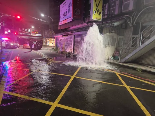 芦洲小客车凌晨撞断消防栓　水柱喷出...驾驶逃了！