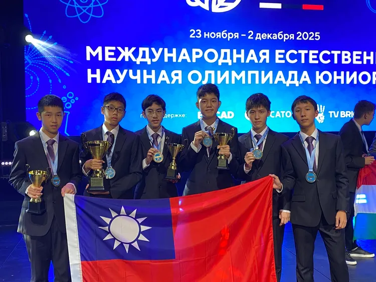 我國奧林匹亞代表團成員左起蕭睿希、康睿騰、林鈺洋、馬宇辰、潘又睿、姜翔。教育部提供