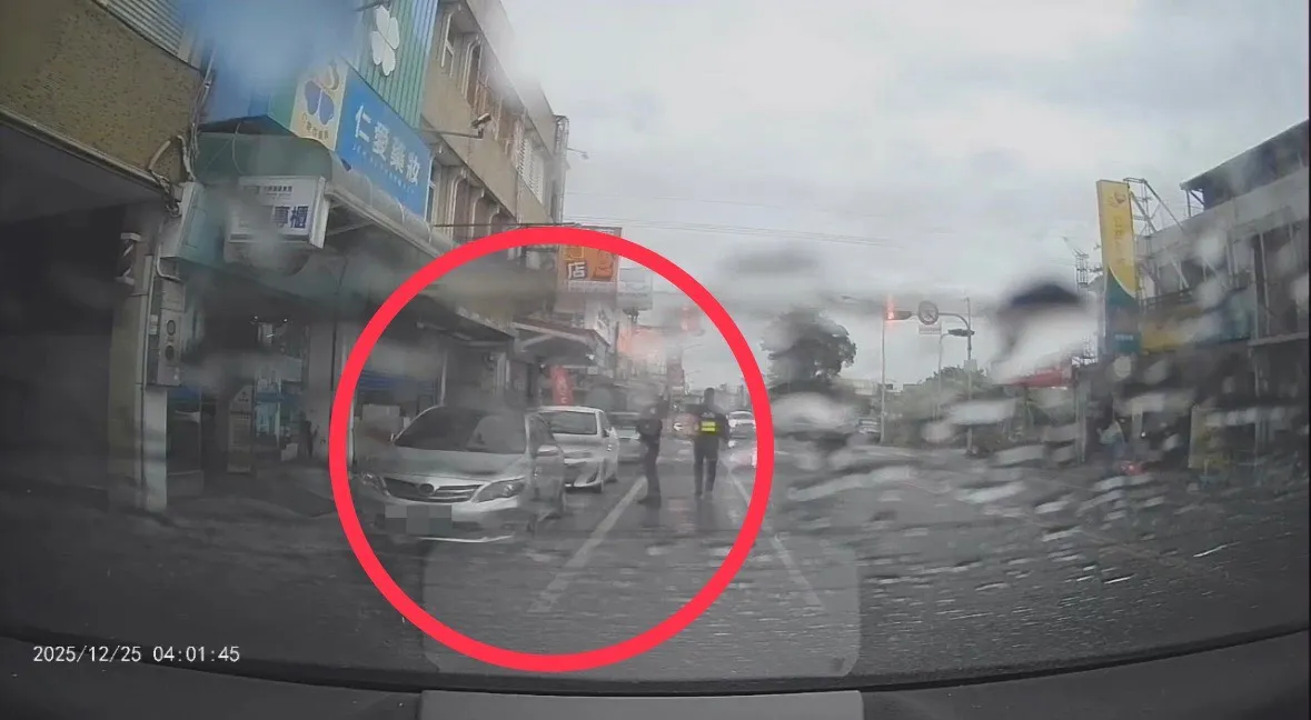 警方调阅监视器画面找到女子下落。翻摄画面