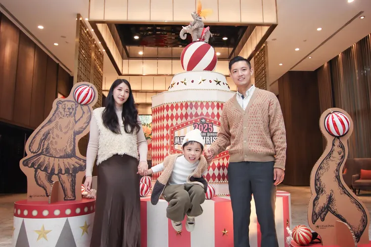 板橋凱撒大飯店迎接週年與聖誕佳節，打造以紅白蛋糕與大象為主軸的「馬戲團蛋糕」陳列，營造充滿節慶與夢幻氛圍。板橋凱撒大飯店提供