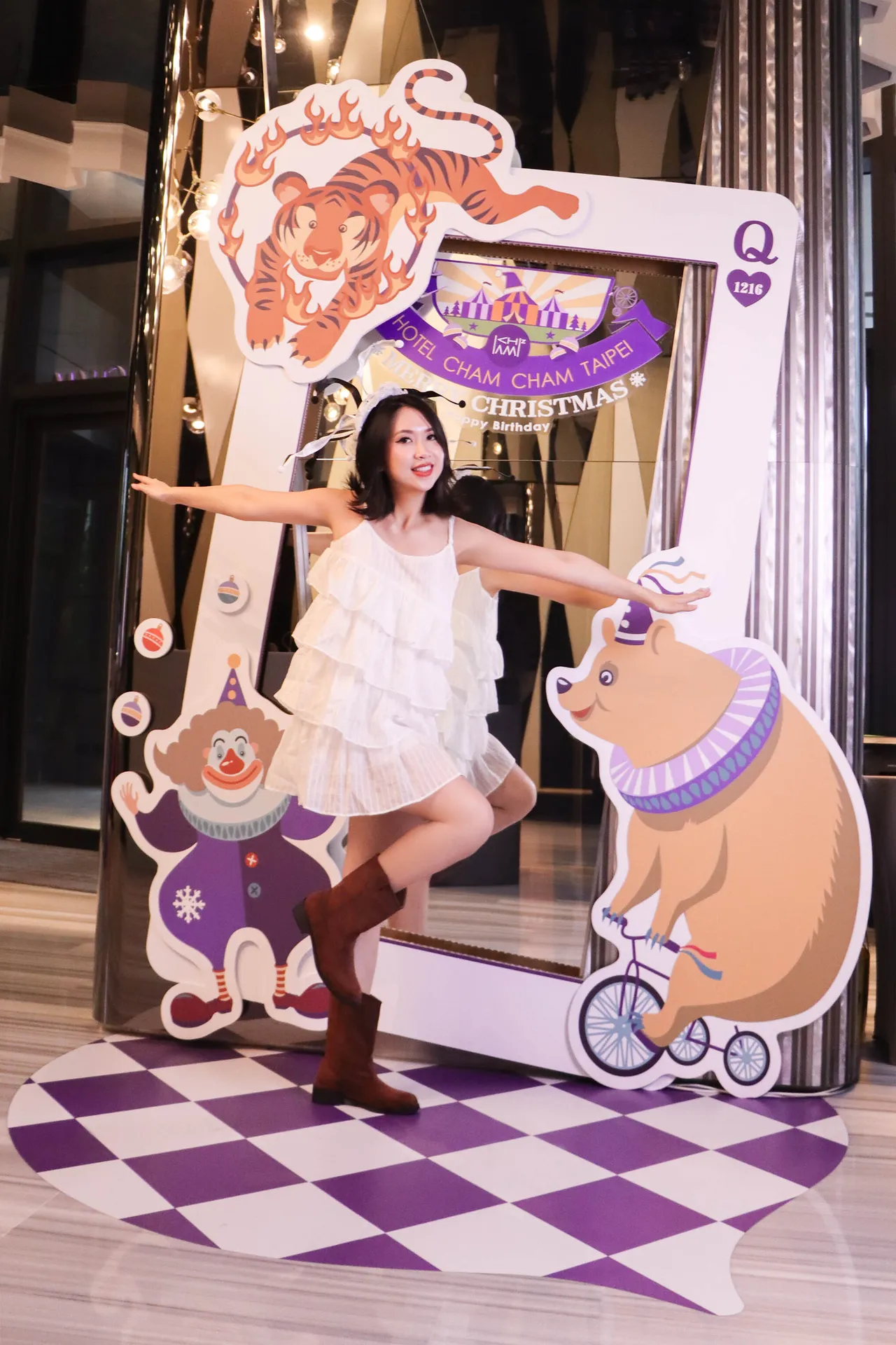 台北趣淘漫旅迎接週年慶與聖誕佳節，以白金紫色系結合馬戲團撲克牌與小丑元素，打造 POKER NIGHT 主題陳列，並於現場提供拍照道具，營造趣味互動氛圍。台北趣淘漫旅提供
