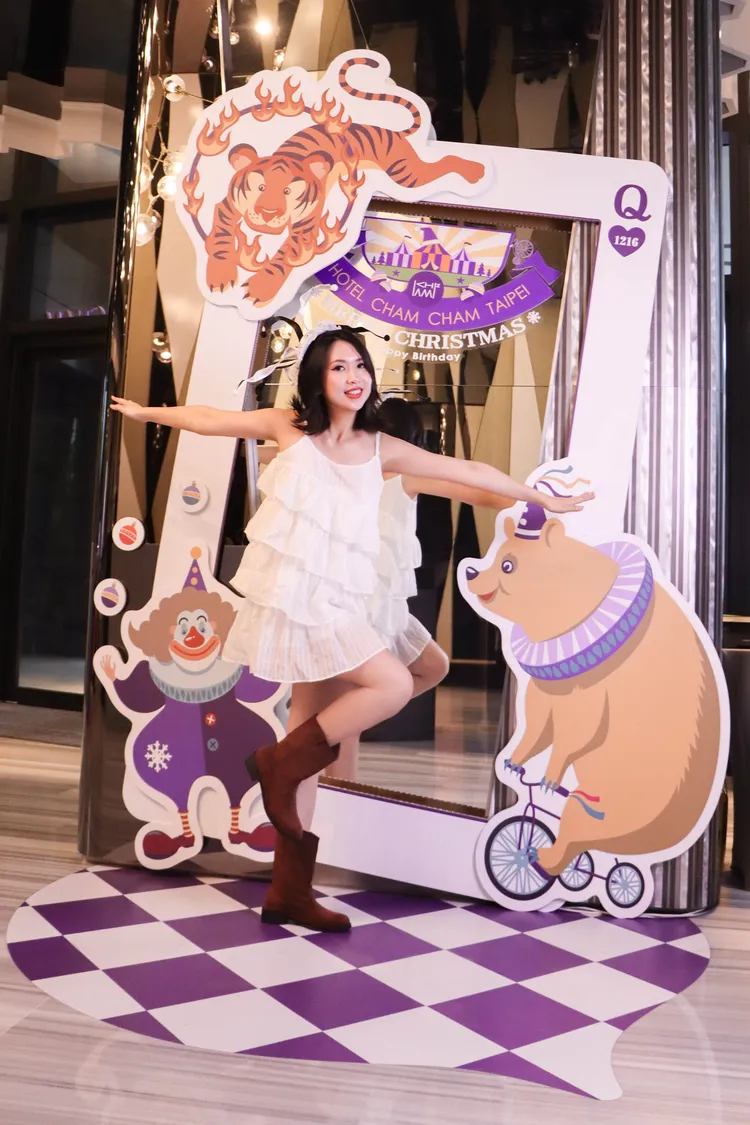 台北趣淘漫旅迎接週年慶與聖誕佳節，以白金紫色系結合馬戲團撲克牌與小丑元素，打造 POKER NIGHT 主題陳列，並於現場提供拍照道具，營造趣味互動氛圍。台北趣淘漫旅提供