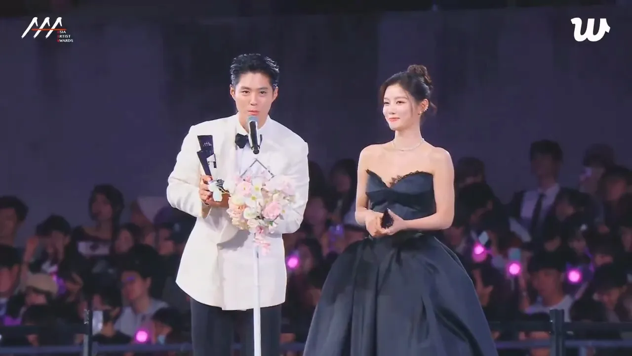 朴宝剑（左）、金裕贞以《云画的月光》获传奇CP奖。翻摄Weverse