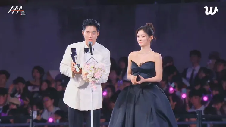 朴寶劍（左）、金裕貞以《雲畫的月光》獲傳奇CP獎。翻攝Weverse