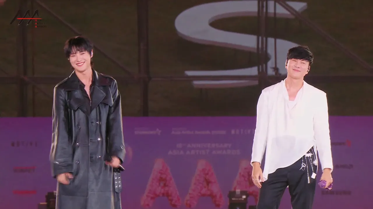 WOODZ曹承衍（左）惊喜与林俊杰合唱《背对背拥抱》。翻摄LINE TV